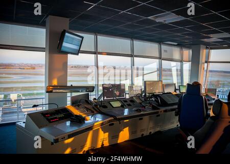 Kiev, Ucraina - 18 ottobre 2019: Soft Focus. Il luogo di lavoro di un controllore del traffico aereo. Sfondo - interno della torre di spedizione dell'aeroporto. Servizio di controllo del decollo e dell'atterraggio degli aerei Foto Stock