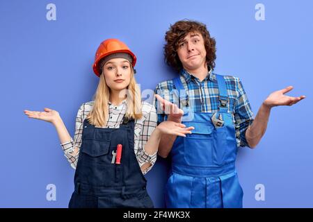 gli ingegneri civili hanno frainteso, si sono sgombrati e si stanno occupando di camerawearing uniforme e hardhats, lavorando in fabbrica industriale. Ingegneria e architettura Foto Stock