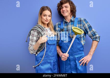 gli ingegneri sanitari che teneva lo stantuffo nelle mani, pronti a riparare lavello e bagno, sono riusciti a fare molte cose e riparare molti oggetti. caucasico uomo e. Foto Stock