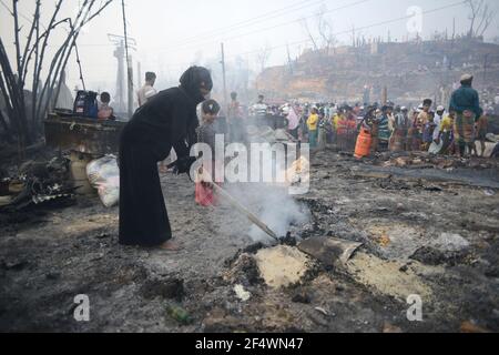 Bazar di Cox, Bangladesh. 23 marzo 2021. Un incendio massiccio distrugge circa 10000 case e 15 uccise lunedì 22 marzo nel campo profughi di Rohingya a Cox'x Bazar, Bangladesh.Credit: MD Zakirul Mazed/Alamy Live News Foto Stock