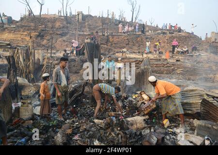 Bazar di Cox, Bangladesh. 23 marzo 2021. Un incendio massiccio distrugge circa 10000 case e 15 uccise lunedì 22 marzo nel campo profughi di Rohingya a Cox'x Bazar, Bangladesh.Credit: MD Zakirul Mazed/Alamy Live News Foto Stock