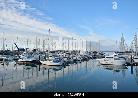 Barche a vela presso Howth Yacht Club e Marina a Dublino, Contea di Leinster Irlanda. Foto Stock