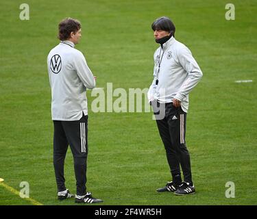 DFB assistente allenatore Marcus Sorg in conversazione con il coach nazionale Joachim Jogi Loew. GES/Fussball/DFB-Training Duesseldorf, Die Team, 23.03.2021 Calcio: Formazione, pratica nazionale tedesca, Dusseldorf, 23 marzo 2021 | utilizzo in tutto il mondo Foto Stock