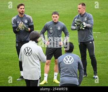 Duesseldorf, Germania. 23 marzo 2021. L'allenatore federale Joachim Jogi Loew in conversazione con il goalwart Kevin Trapp, Florian Wirtz e il goalwart Marc-Andre ter Stegen (Germania). GES/Fussball/DFB-Training Duesseldorf, Die Team, 23.03.2021 Calcio: Formazione, pratica nazionale tedesca, Dusseldorf, 23 marzo 2021 | utilizzo nel mondo Credit: dpa/Alamy Live News Foto Stock