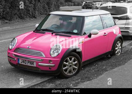 Auto Pink Mini Cooper con targa personalizzata, targa di immatricolazione, parcheggiata in strada a Bournemouth, Dorset UK nel mese di marzo Foto Stock