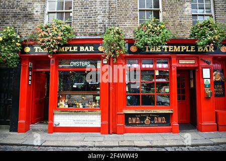 L'iconica facciata rossa del Temple Bar Pub sulla riva sud del fiume Liffey, nel centro di Dublino, Irlanda. Foto Stock