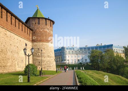 NIZHNY NOVGOROD, RUSSIA - 27 AGOSTO 2015: Passeggiata al Cremlino di Nizhny Novgorod. Vista della Torre Koromyslova in una serata di agosto Foto Stock