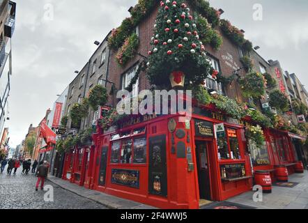 Vista esterna dell'iconica facciata rossa del Temple Bar Pub sulla riva sud del fiume Liffey, nel centro di Dublino, Irlanda. Foto Stock