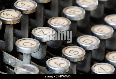 Chiavi di una vecchia macchina da scrivere. Chiavi rotonde e polverose. Strumento di lavoro per scrittori e giornalisti. Oggetto vintage. Tecnologia meccanica Foto Stock