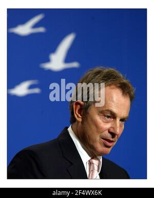 Tony Blair e Jose Manuel Borroso ad una conferenza stampa dopo il vertice dell'E.U. tenutosi a Hampton Court Palace, Londra POOL PICS PICS David Sandison 27/10/2005 Foto Stock