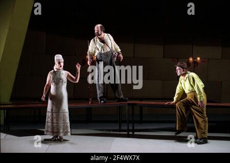 l-r: Vivian Tierney (Gutrune), Kurt Rydl (Hagen), Siegfried Jerusalem (Siegfried) in GOTTERDAMMERUNG di Wagner alla Royal Opera, Covent Garden, Londra WC2 14/10/1995 direttore: Bernard Haitink design: Nigel Lowery illuminazione: Pat Collins movimento: Matthew Hamilton regista: Richard Jones Foto Stock