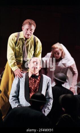 l-r: Siegfried Jerusalem (Siegfried), Alan tenuto (Gunter), Deborah Polaski (Brunnhilde) in GOTTERDAMMERUNG di Wagner alla Royal Opera, Covent Garden, Londra WC2 14/10/1995 Direttore: Bernard Haitink design: Nigel Lowery illuminazione: Pat Collins movimento: Matthew Hamilton regista: Richard Jones Foto Stock