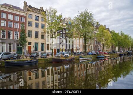 AMSTERDAM, PAESI BASSI - 30 SETTEMBRE 2017: Mattina nuvolosa del settembre sul canale della città Foto Stock