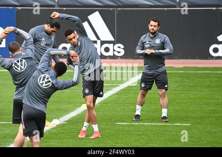 Duesseldorf, Germania. 23 marzo 2021. Jamal Musiala e Amin Yoines. GES/Fussball/DFB-Training Duesseldorf, Die Team, 23.03.2021 Calcio: Formazione, pratica nazionale tedesca, Dusseldorf, 23 marzo 2021 | utilizzo nel mondo Credit: dpa/Alamy Live News Foto Stock