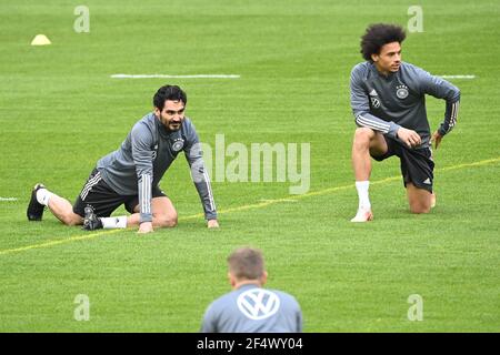 Duesseldorf, Germania. 23 marzo 2021. Ilkay Guendogan e Leroy Sane (Germania). GES/Fussball/DFB-Training Duesseldorf, Die Team, 23.03.2021 Calcio: Formazione, pratica nazionale tedesca, Dusseldorf, 23 marzo 2021 | utilizzo nel mondo Credit: dpa/Alamy Live News Foto Stock