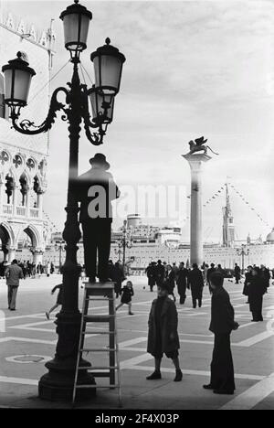 Foto di viaggio Italia. Venezia, Markusplatz. Vista sulla colonna con Markuslöwen (colonne di Marco) sulla Piazzetta. Sullo sfondo la nave passeggeri 'Milwaukee Foto Stock