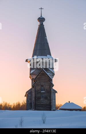 La vecchia chiesa in legno di Elia il Profeta contro il cielo di ambientazione in una serata di febbraio. Saminsky Pogost. Regione di Vologda, Russia Foto Stock