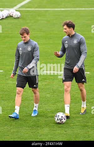 Duesseldorf, Germania. 23 marzo 2021. Joshua Kimmich e Leon Goretzka (Germania) in conversazione. GES/Fussball/DFB-Training Duesseldorf, Die Team, 23.03.2021 Calcio: Formazione, pratica nazionale tedesca, Dusseldorf, 23 marzo 2021 | utilizzo nel mondo Credit: dpa/Alamy Live News Foto Stock