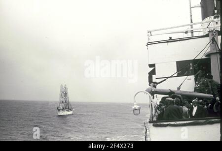 Vista da una nave a una barca a vela (Forse il Gorch Fock 1 visto da uno dei Navi Monte) Foto Stock
