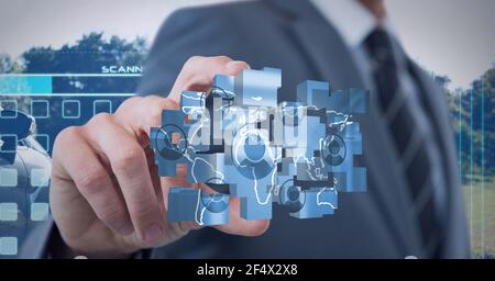 Composizione di un imprenditore che detiene una rete di icone digitali Foto Stock