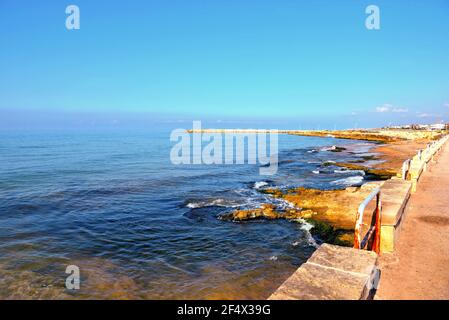 Passeggiata al mare a donnalucata Ragusa Sicilia Italia Foto Stock