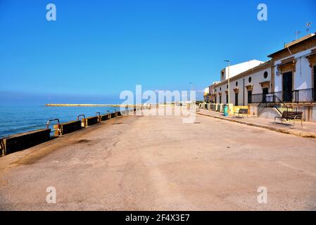 Passeggiata al mare a donnalucata Ragusa Sicilia Italia Foto Stock