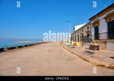 Passeggiata al mare a donnalucata Ragusa Sicilia Italia Foto Stock