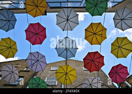 Colorati ombrelloni sospesi in Anne's Lane, Dublino, Irlanda. Foto Stock