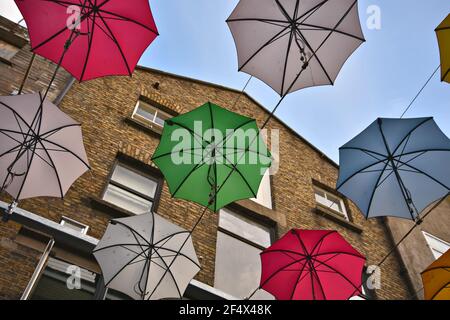 Colorati ombrelloni sospesi in Anne's Lane, Dublino, Irlanda. Foto Stock