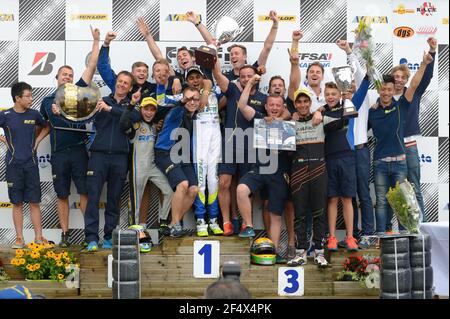 101 AHMED Enaam (GBR) fa Kart Vortex, podio ritratto e NORRIS Lando con la squadra vincitrice Ricky Flinn Motorsport durante il campionato del mondo karting 2014 dal 19 al 20 settembre 2014, sul circuito di Essay, in Francia. Foto KSP / DPPI Foto Stock