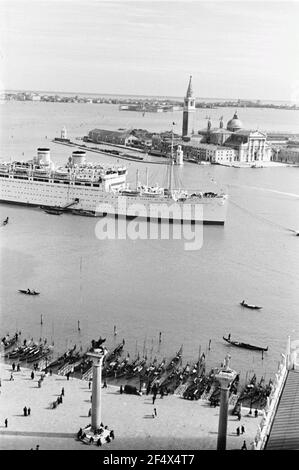 Foto di viaggio Italia. Venezia, Markusplatz. Vista da Markusturm sulla nave da viaggio 'Milwaukee' per l'isola di San Giorgio maggiore Foto Stock
