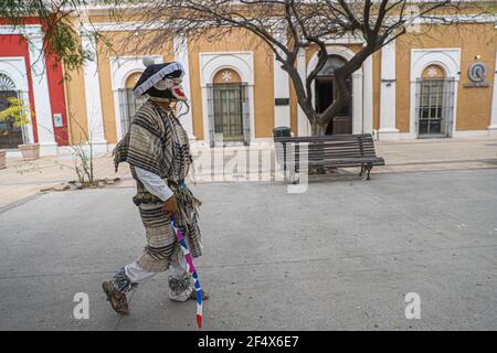 Pasqua Yaqui Farisei dalla tribù Yaqui camminare per le strade di Plaza Hidalgo nel centro di Hermosillo, Messico. Eseguire un rituale con maschere di strani personaggi da animali, demoni, alieni, extra terrestre come parte della Quaresima /. (Foto di Luis Gutierrez / NortePhoto.com) Semana Santa Yaqui Los Fariseos de la tribu Yaqui caminan por las calles de la Plaza Hidalgo en el centro de Hermosillo, Messico. Realizan un ritual con Máscaras de personajes extraños desde animales, demonios, alienigenas, extra Terrestres como parte de la cuaresma/.(foto di Luis Gutierrez/NortePhoto.com) Foto Stock