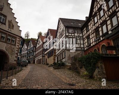Panorama cittadino di un antico edificio storico tipico tradizionale a graticcio Nelle strade acciottolate di Schiltach Rottweil Schwarzwald Black for Foto Stock