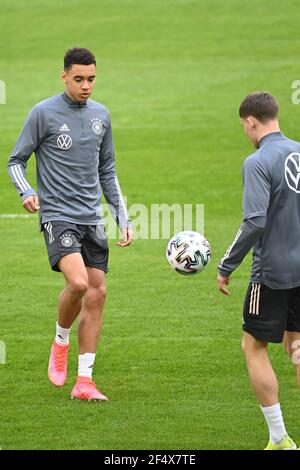 Duesseldorf, Germania. 23 marzo 2021. Jamal Musiala e Florian Wirtz (Germania). GES/Fussball/DFB-Training Duesseldorf, Die Team, 23.03.2021 Calcio: Formazione, pratica nazionale tedesca, Dusseldorf, 23 marzo 2021 | utilizzo nel mondo Credit: dpa/Alamy Live News Foto Stock