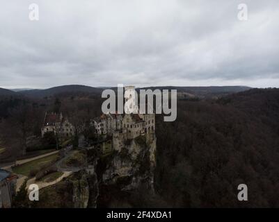 Veduta panoramica aerea del castello medievale di Lichtenstein sulla collina Scogliera bordo nella valle di Echaz Honau Reutlingen Swabian Giura Baden Wuerttemberg Germa Foto Stock