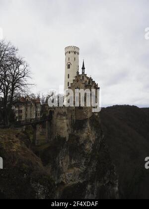 Da cartolina vista panoramica del castello medievale di Schloss Lichtenstein sulla collina Scogliera bordo nella valle di Echaz Honau Reutlingen Swabian Giura Baden Wuerttemberg Ger Foto Stock