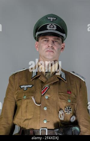 ritratto di un uomo nell'uniforme di un capitano del Wehrmacht durante gli anni 1930-1940 Foto Stock