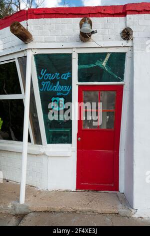 Adrian, Texas - 9 luglio 2014: L'ingresso a un vecchio negozio lungo la storica strada US 66 nella città di Adrian, Texas. Foto Stock