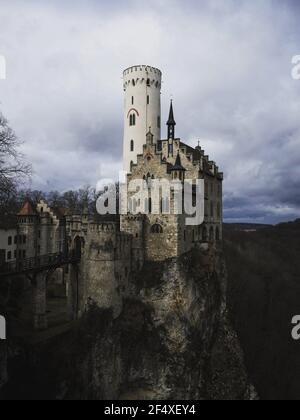 Da cartolina vista panoramica del castello medievale di Schloss Lichtenstein sulla collina Scogliera bordo nella valle di Echaz Honau Reutlingen Swabian Giura Baden Wuerttemberg Ger Foto Stock