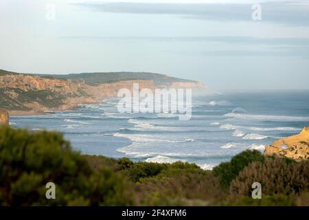 Vista dalla cima dei dodici Apostoli che si affacciano sulla riva del Port Campbell National Park, presso la Great Ocean Road a Victoria Foto Stock