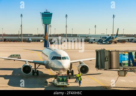 Aereo passeggeri in arrivo al terminal dell'aeroporto Franz-Josef-Strauss di Monaco in Baviera, Germania Foto Stock