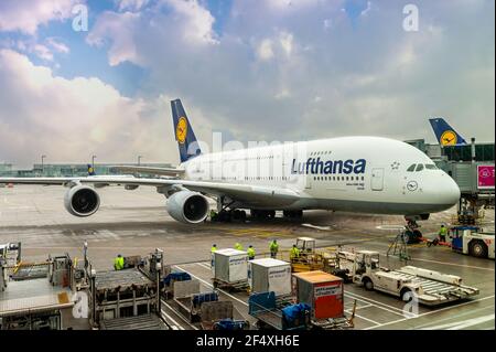 Una A380 in attesa di andare sulla pista di Francoforte Aeroporto sulla principale Assia in Germania Foto Stock