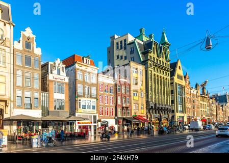 Panoramica del tipico Damrak di Amsterdam in Olanda in Paesi Bassi Foto Stock