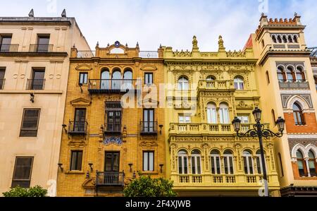 Facciate di edifici avenue de la costituzione a Siviglia, Andalusia, Spagna Foto Stock