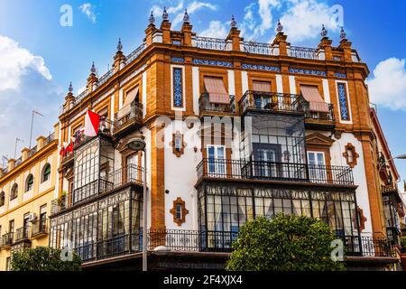 Facciata tradizionale di edifici residenziali con azulejos, a Siviglia, Andalusia, Spagna Foto Stock