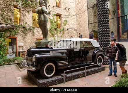 Scultura Rainy Taxi nel Teatro Dali e Museo di Salvador Dali nella sua città natale di Figueres, in Catalogna, Spagna. Foto Stock