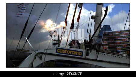 Ellen MacArthur arriva a Falmouth dopo aver infranto il Round The World, non stop a mano singola record.pic David Sandison 8/2/2005 Foto Stock