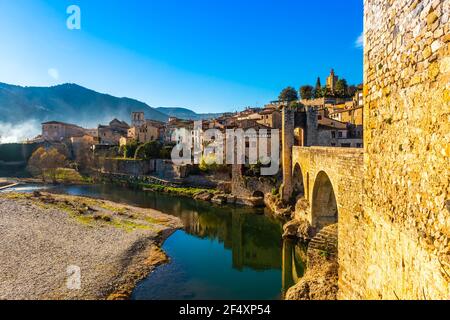 Bel ponte medievale a Besalu, Catalogna, Spagna Foto Stock