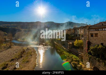 Splendido borgo medievale di Bésalu nel nord-est di la Calogne in Spagna Foto Stock