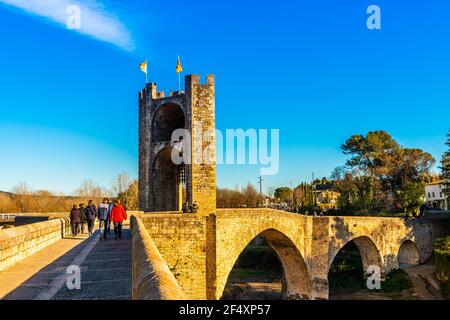 Bel ponte medievale a Besalu, Catalogna, Spagna Foto Stock